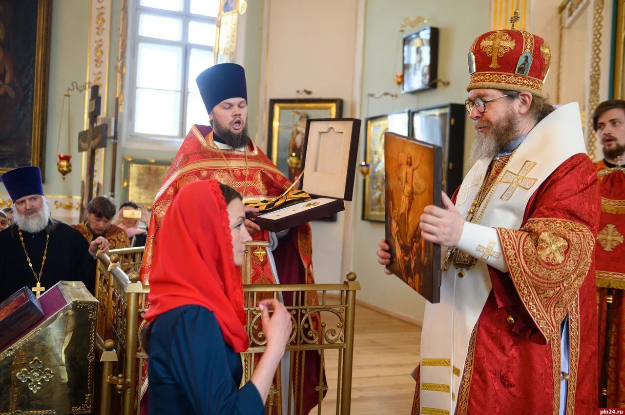 Богослужение в храме. Митрополит благословил