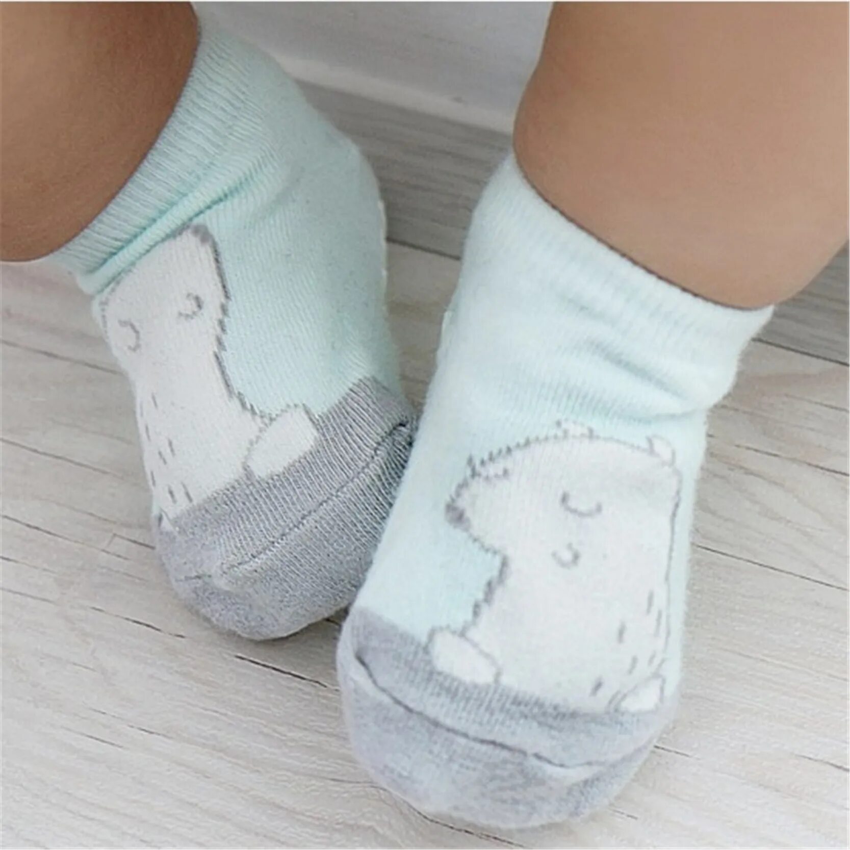 Мальчик в носочках. Носочки для малышей. Носки для малышей. Носочки для новорожденного мальчика. Махровые носочки для новорожденных.