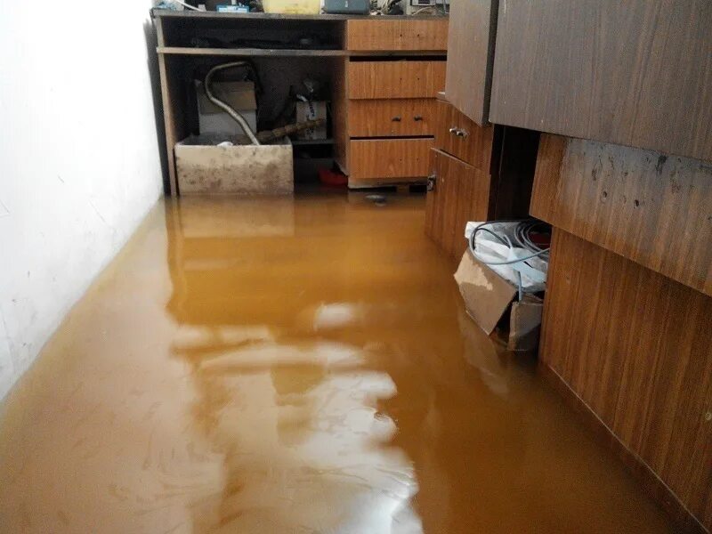 Затопление квартиры. Затопило квартиру. Залило квартиру. Затопило кухню.