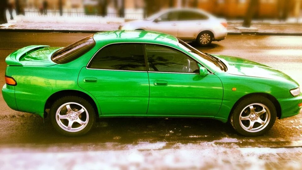 Яркие карину. Toyota Carina зеленая.