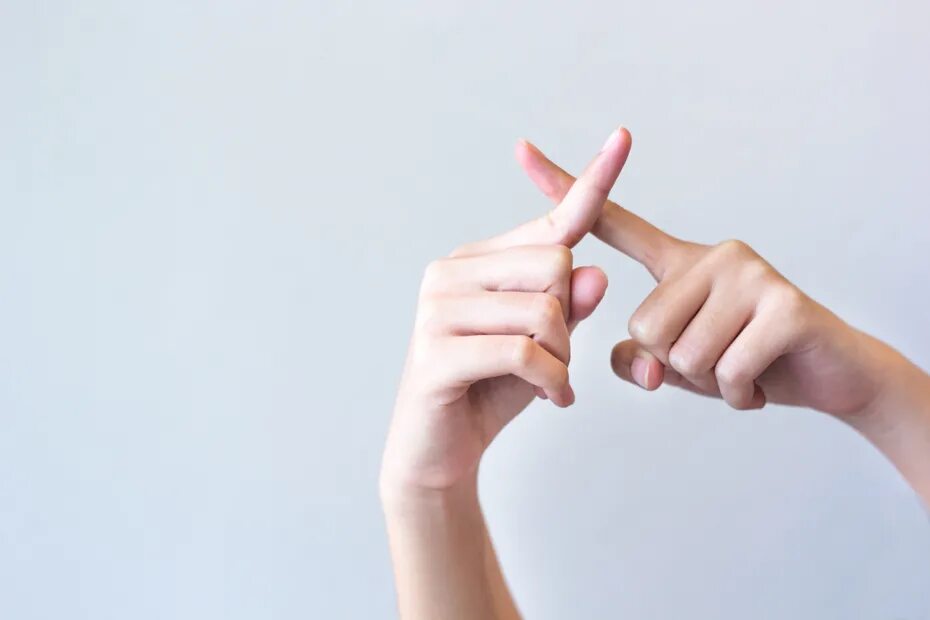 Жест стоп рукой. Жесты руками. Человек отрицает. Жест неправильно. Жест отрицания.