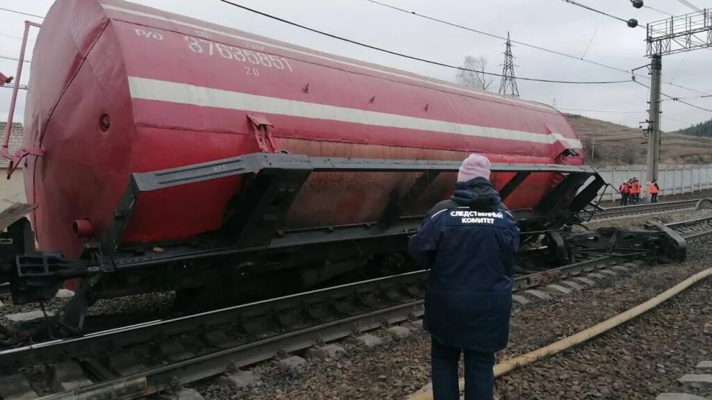 Новости 17 апреля. Сход вагонов ДВЖД. Пожарный поезд станция Комбинатская. Сход вагонов Златоуст. Вагон цистерна пожарного поезда.