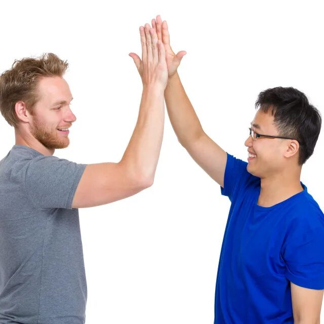 Люди дают пять. Мужчина дает пять. Мужчина дает пять. Парень с девушкой дают пять друг другу. Двое мужчин смеются.