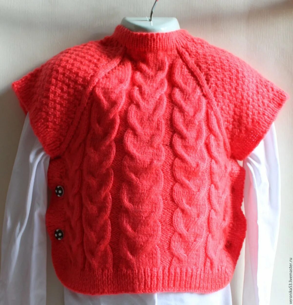вязаные детские безрукавки для девочек. безрукавка для девочек 2 года. жилетка спицами для девочки 2. детская вязаная жилетка для девочки. вязанная желетуа дл девочки.