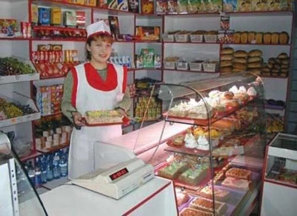 Прилавок обслуживания. Продавец в продуктовый магазин. Продавец за прилавком. Продавец в магазине продуктов. Магазин через прилавок.