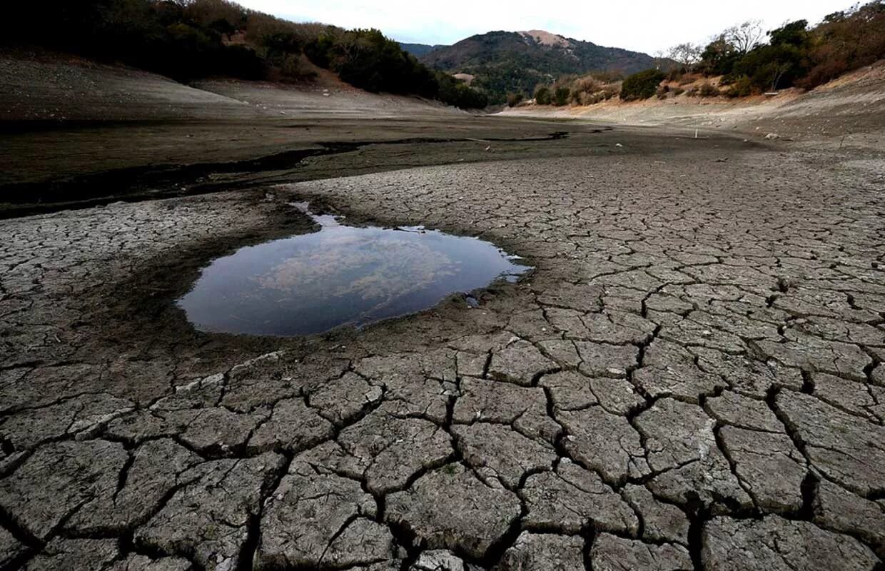 Новости про воду. Опустынивание Калифорния. Дефицит воды. Высохшее озеро. Истощение водных ресурсов.