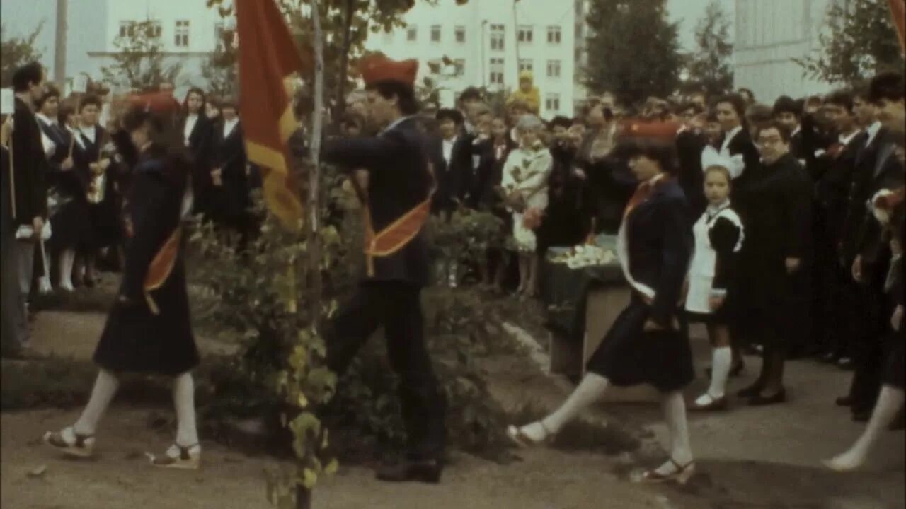 Советские школьники на линейке 1 сентября. 1984 г день знаний. Легко ли стать первоклашкой. 2 сентября 1984 мильперская мильперрская бойня. Учитель истории школы 3 алевтина ивановна кстово.