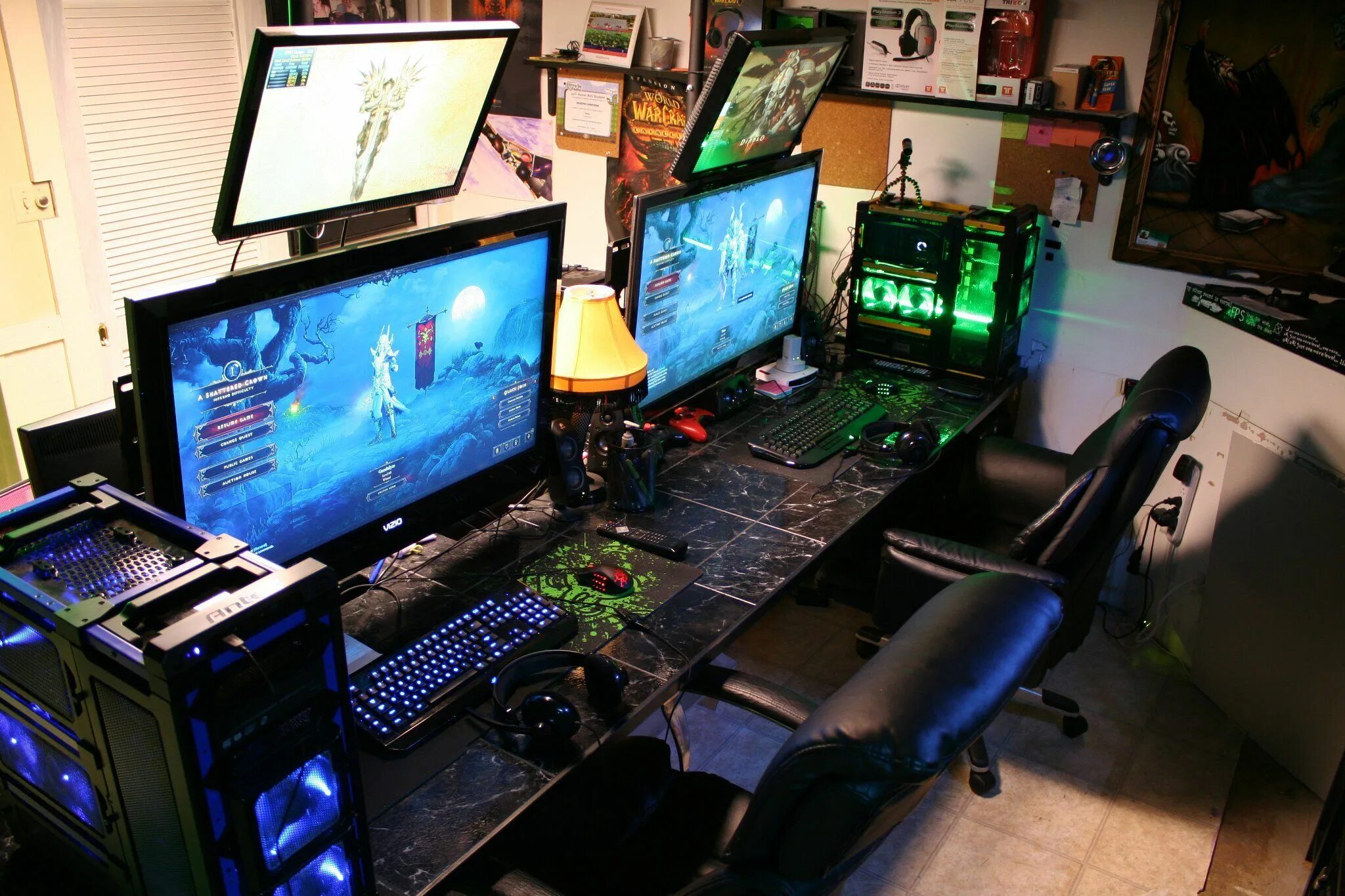 Тоже что и стол компьютера. Игровая комната геймерская. Крутая игровая комната. Компьютерная комната. Игровое рабочее место.