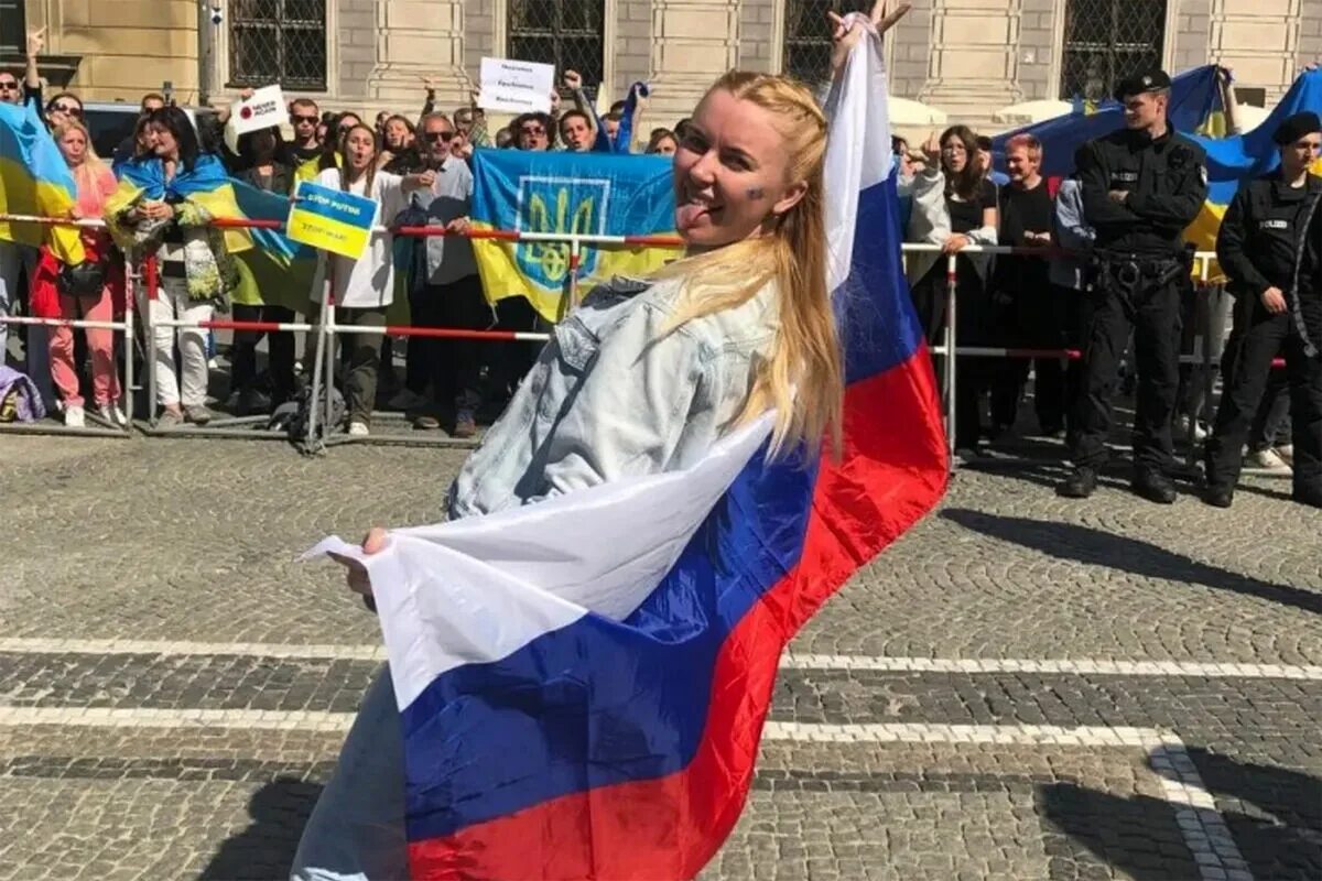 Украинки. Девушка с русским флагом. Украинские неонацисты девушки.
