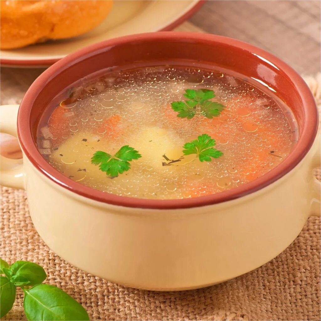 Куриный бульон на ночь можно. Птица для бульона. Ест куриный суп от простуды. Куриный бульон на ночь можно. Куриный бульон на ночь можно.