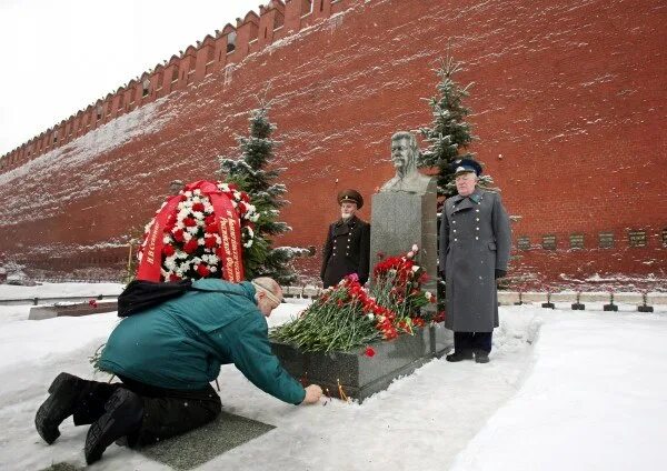 Сталин сейчас жив. Сталин сейчас. День рождения Сталина и день смерти фото.