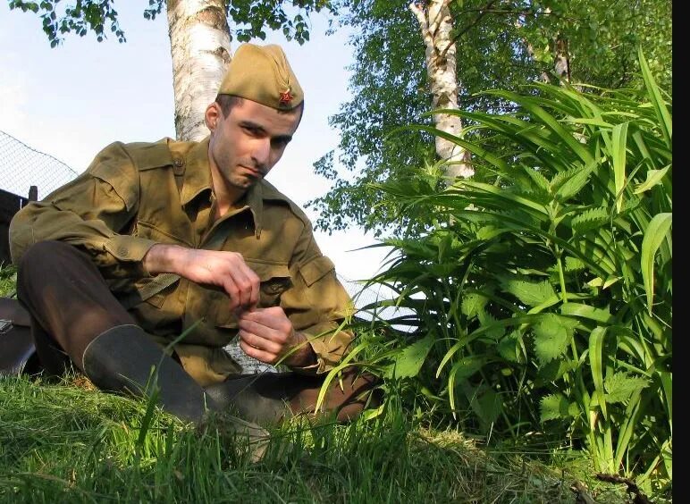 Солдат на природе. Солдат у березы. Солдаты на привале. Солдат под березой. Раненая береза