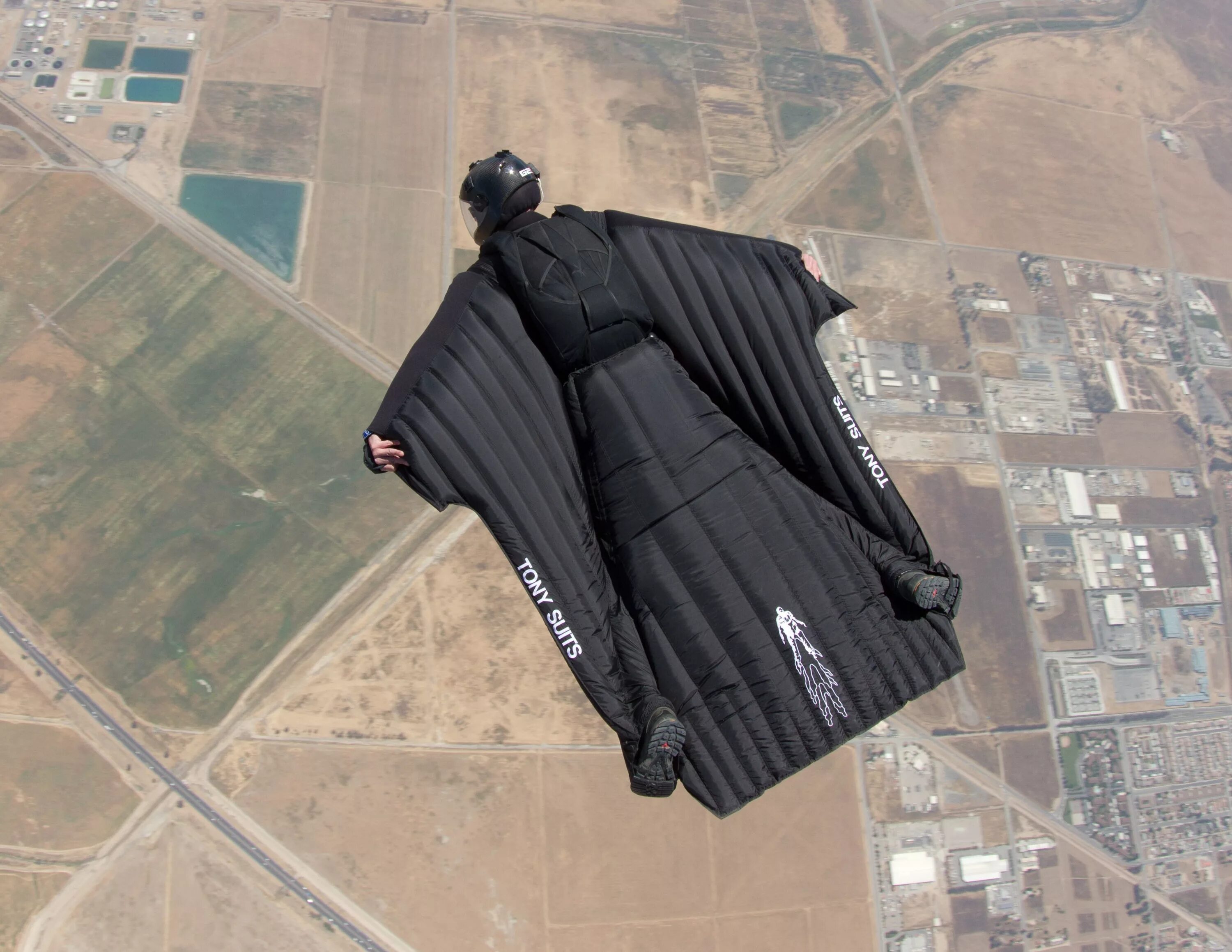 Wingsuit fly. Бейсджампер Джеб Корлисс. Вингсьют Химера. Вингсьют бейсджампинг. Вингсьют Твист 3.