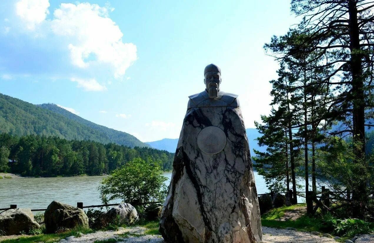 Достопримечательности в горном алтае. Памятник Рериху бирюзовая Катунь. Памятник н Рериху горный Алтай. Памятник Рериха Республика Алтай. Рерих горный Алтай Катунь памятник.