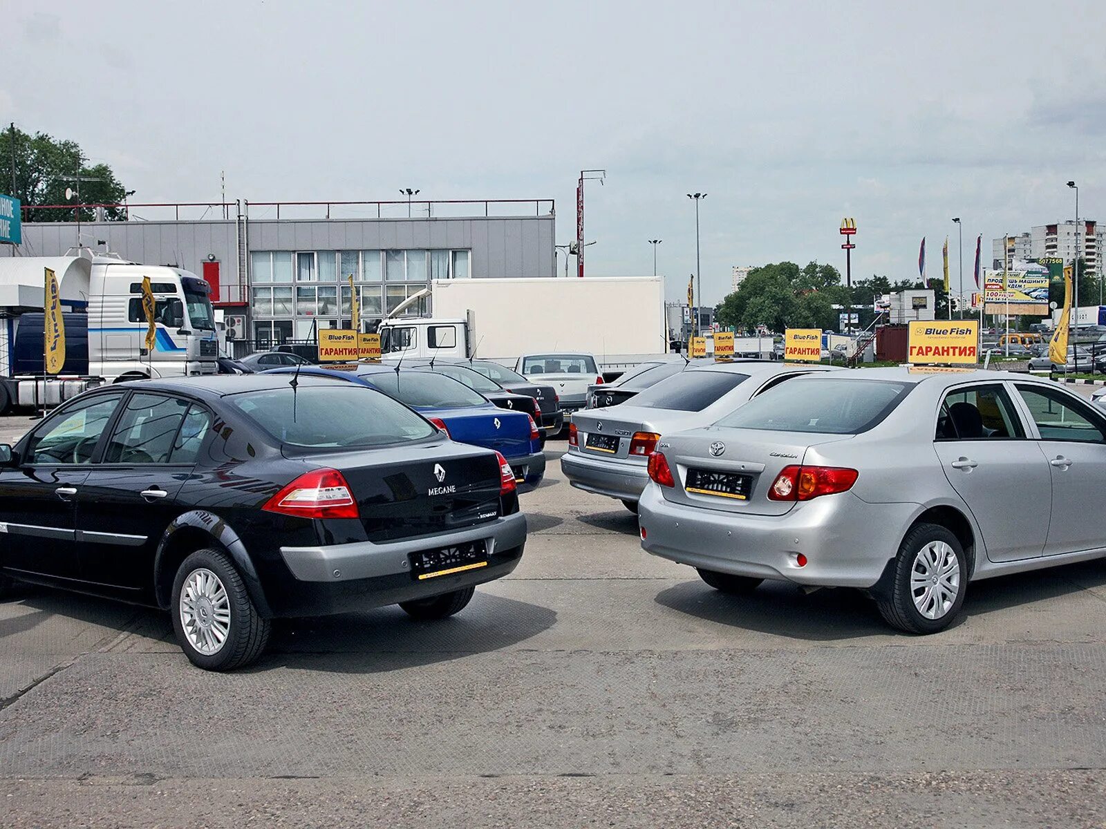 Авторынок ростов. Рынок автомобилей. Рынок автомобилей. Автомобили авторынок. Куча машин.