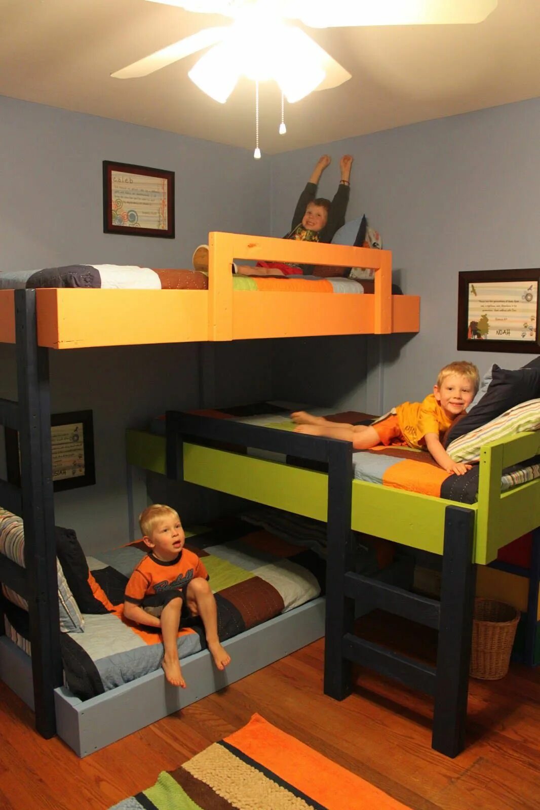 Три кровать детская. Кровать для двоих детей комната 2х2. Кровать для троих детей. Двухэтажная кровать для троих детей. Этажная кровать для детей.