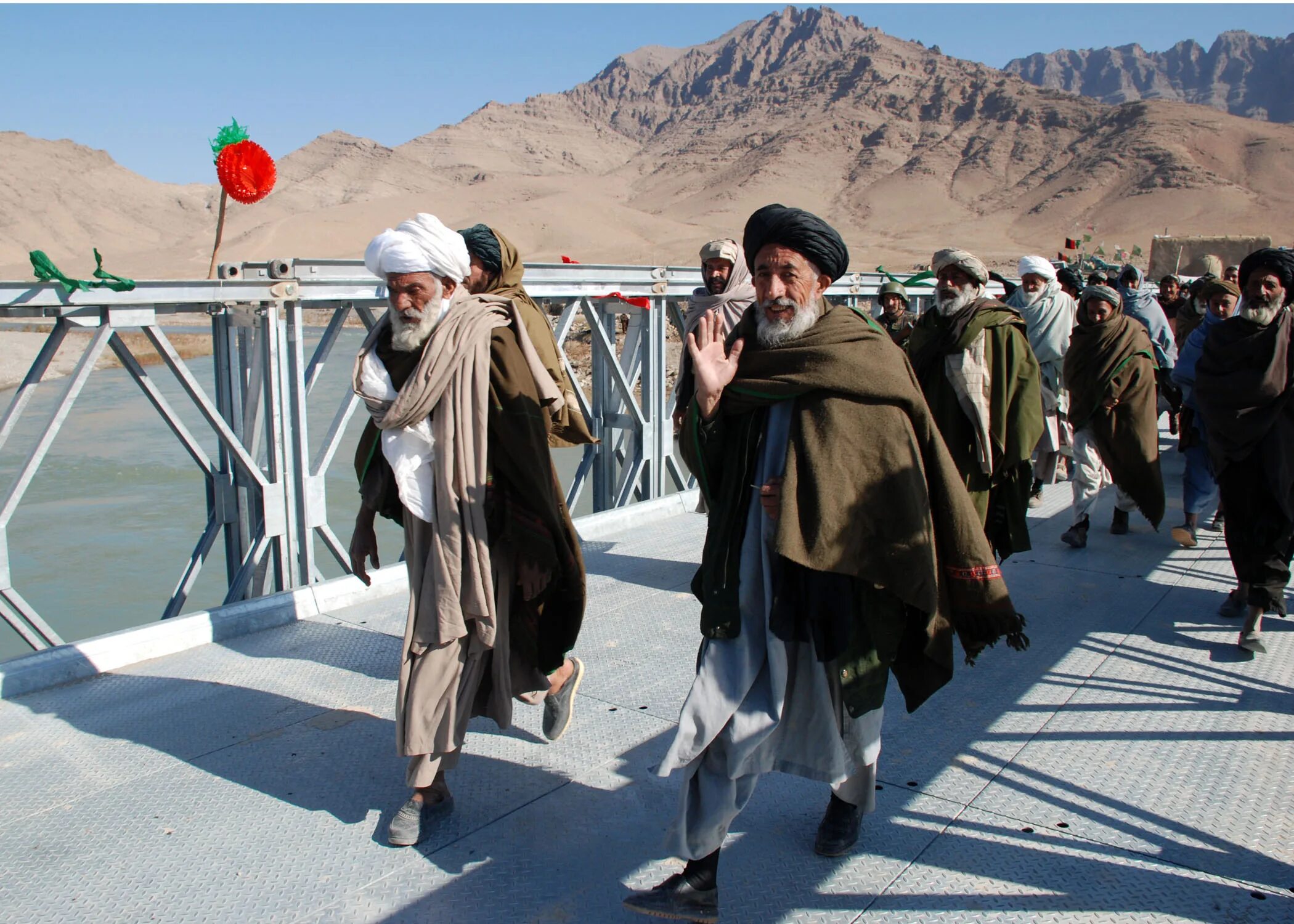 Чадар Афганский. Пуштуны Афганистана одежда. Пуштуны национальный костюм. Одежда афганцев.