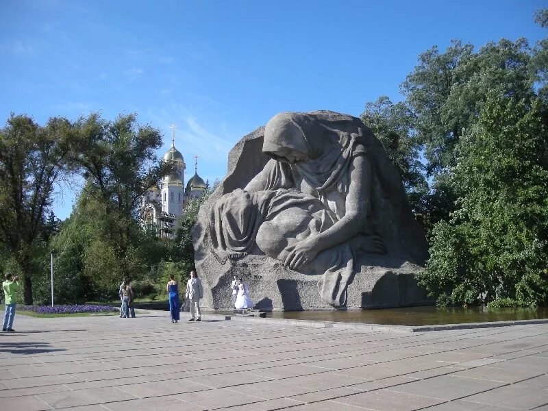 В городе есть красивый памятник. Доспремичательности Волгограда. Памятники города Волгограда. Волгоград достопримечат. Памятники достопримечательностей города Волгограда.