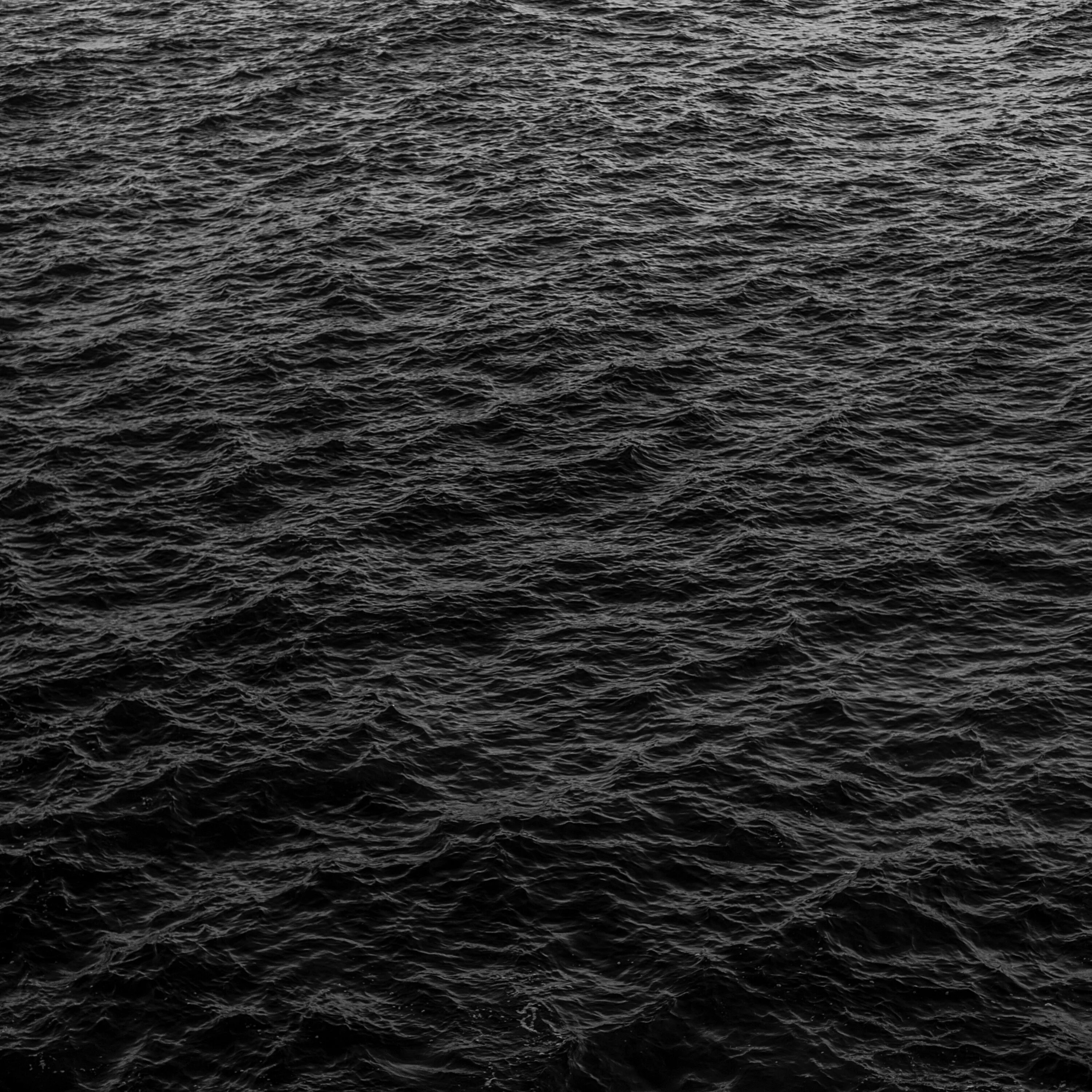 Есть черный океан. Темный фон. Черная вода. Темные воды. Вода на черной поверхности.