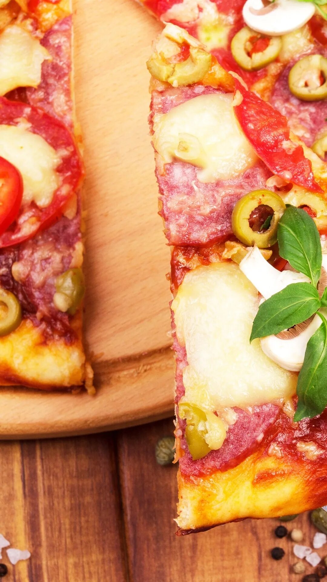 Начинка для пиццы колбаса помидоры. "Пицца". Начинка для пиццы. Пицца с колбасой. Пицца итальянская с колбасой.