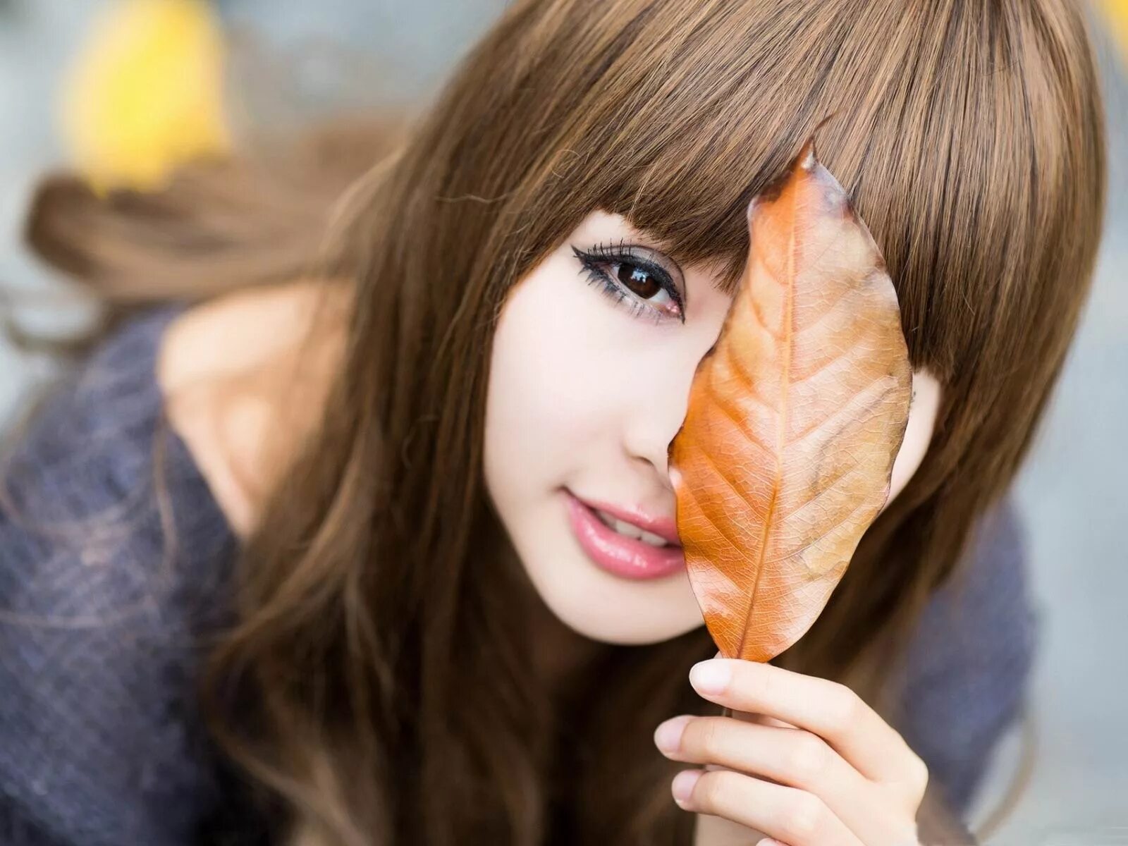 Beautiful girls love juan. Девушка с листьями в волосах. Девушка с листиком. Девушка красивая с листочком. Девочка с листьями.
