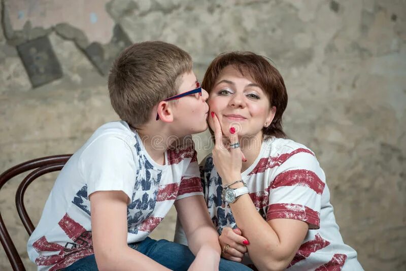 Зрелая мама и молодой сын. Мама друга. Необычные отношения мамы и сына. Мать целует сына. Мамочка соблазняет сыночка.