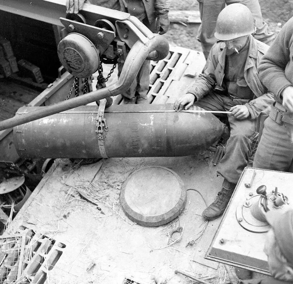 Ис снаряды. Sturmtiger 380мм штурмовая мортира. Калибр 380 мм Sturmtiger снаряд. 380-Мм "Штурмтигр". Реактивные снаряды Sturmtiger.