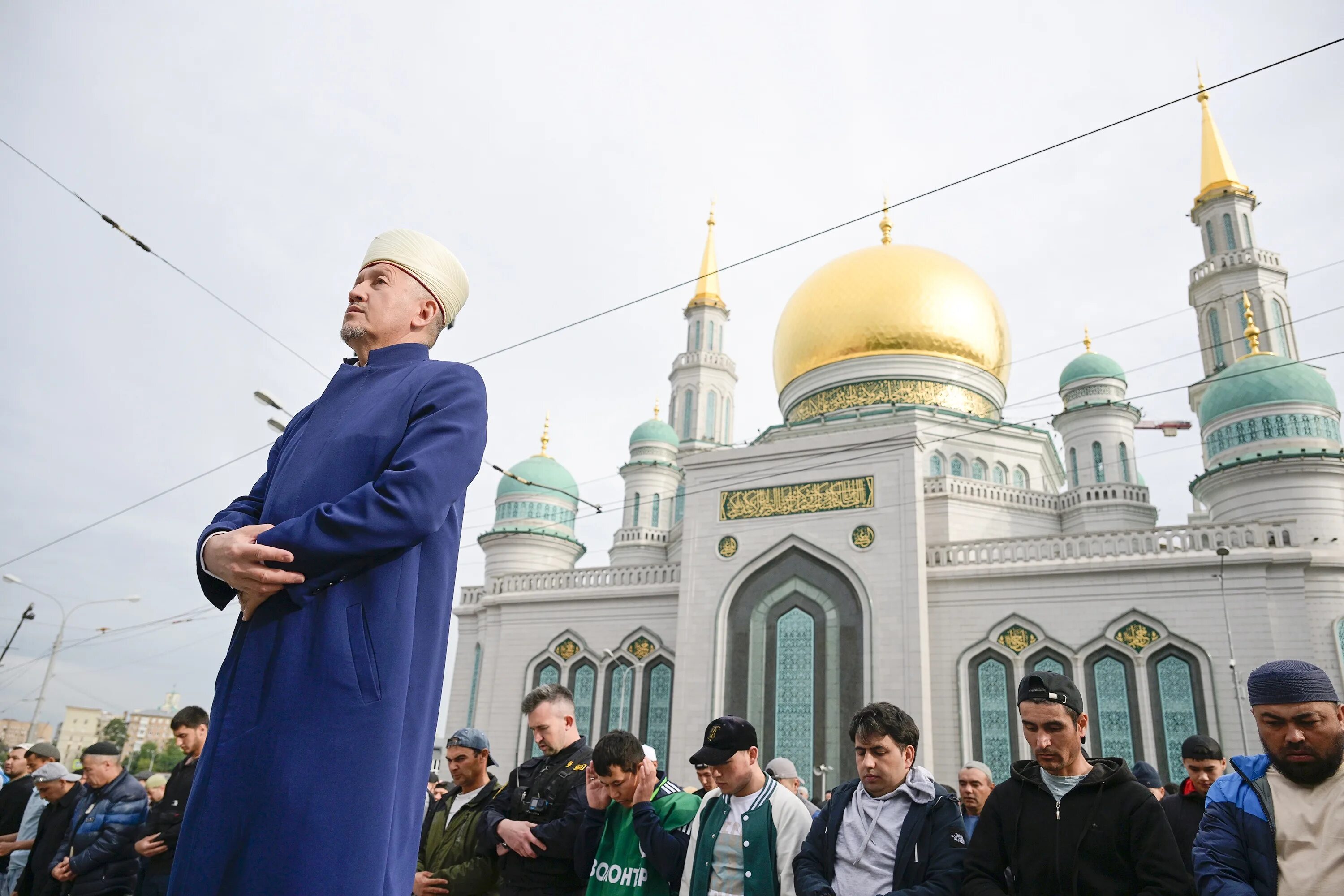 Когда у мусульман праздник курбан байрам. Курбан байрам Московская Соборная мечеть. Мечеть в Москве Курбан байрам. Имам Соборной мечети в Москве.