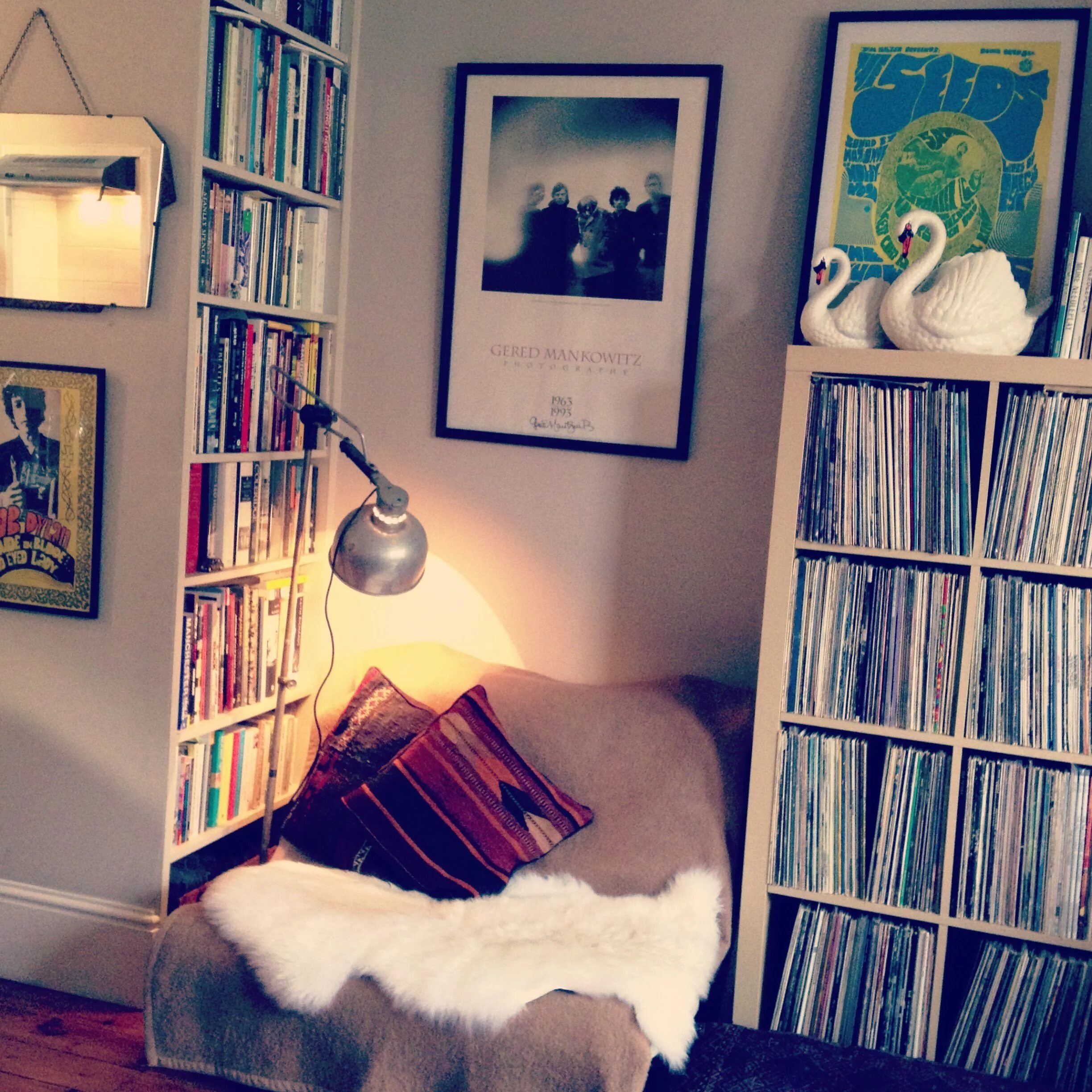 Уютный уголок для чтения в квартире. Комната читателя. Интерьер с книжными полками. Домашняя библиотека интерьер. Читальный уголок в комнате.