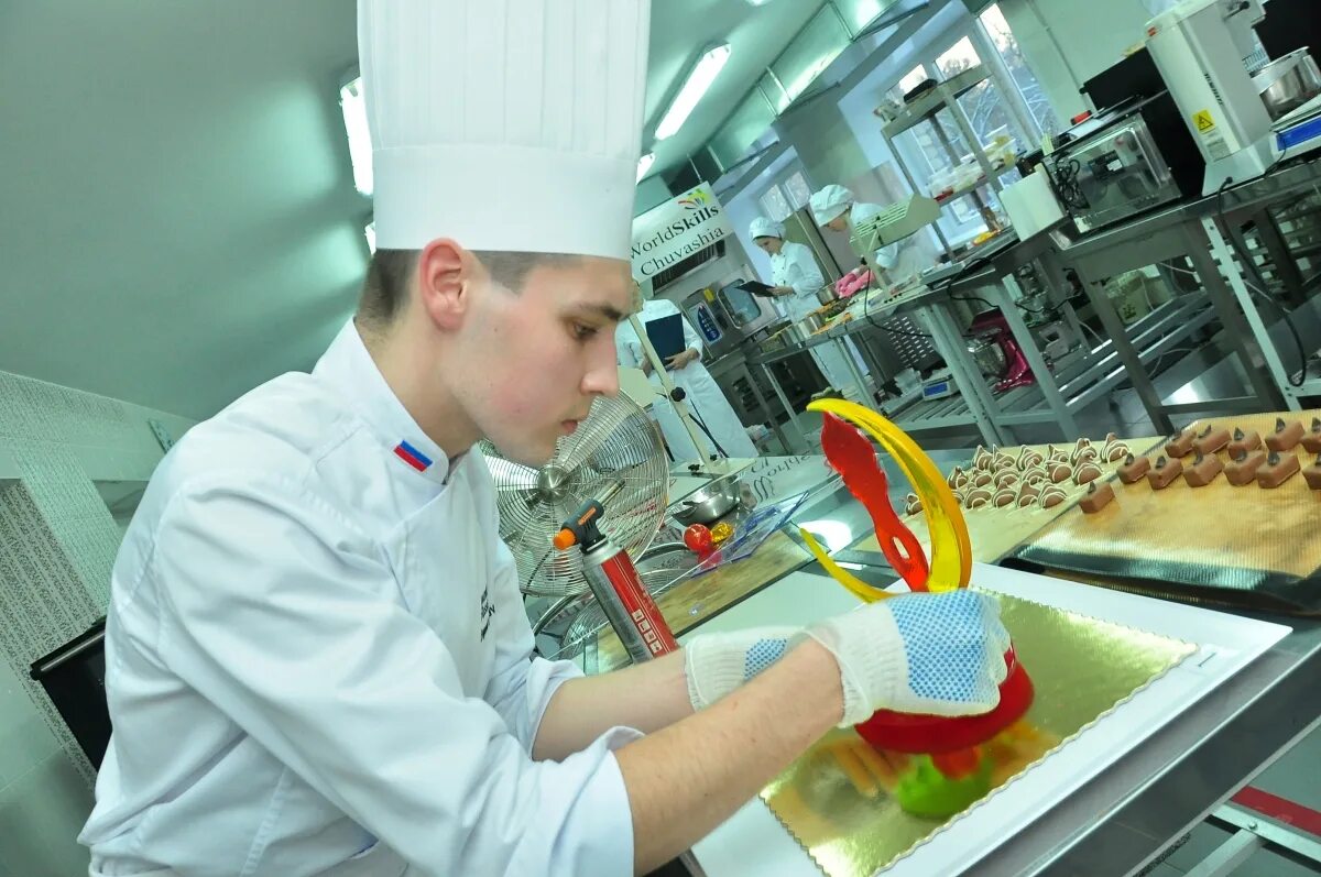 Специалист поварской. WORLDSKILLS Russia кондитерское дело. Форма кондитера. Ворлдскиллс повар кондитер. Ворд скилс кондитерское дело.