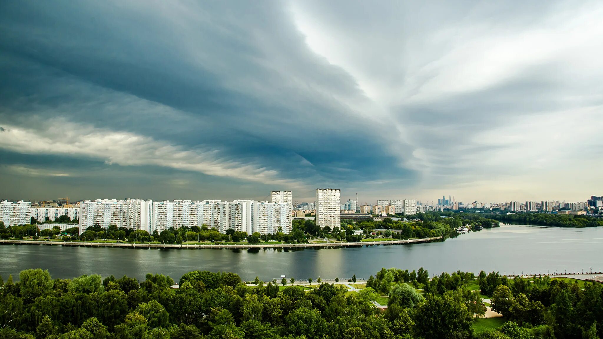 Ж м лето. Панорама города. Панорама города с рекой. Понор. Небо город.