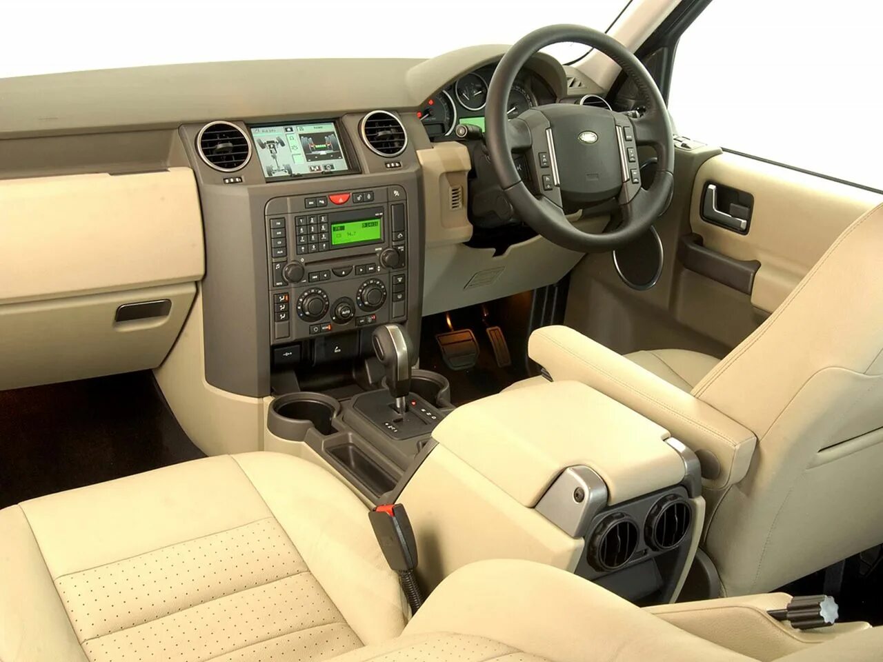 Панель дискавери 3. Land Rover Discovery 3 2005. Land Rover Discovery 3 салон. Land Rover Discovery 3 Interior. Лэнд Ровер Дискавери 3 салон.