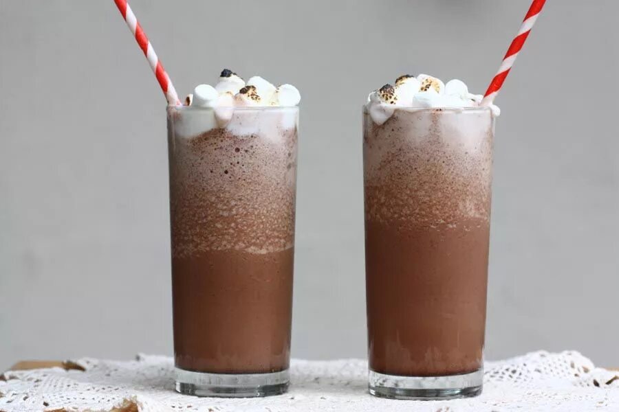 Thick cold. Шоколадный милкшейк. Милк Шейк коктейль. Молочные коктейли Милк Шейк. Молочный коктейль шоколадный.