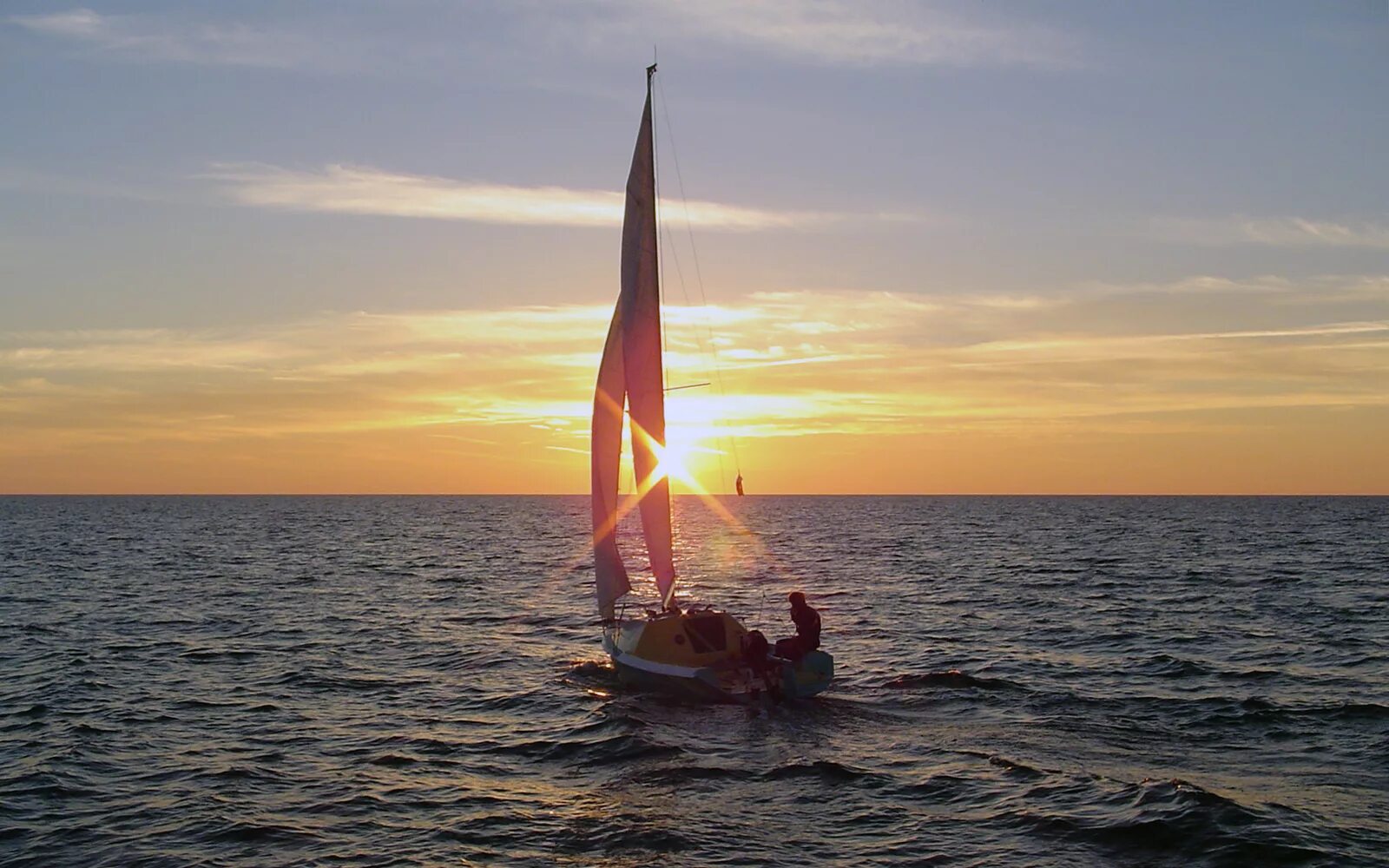 Sea racing. Яхта под парусом. Под парусами. Парус. В море под парусом.