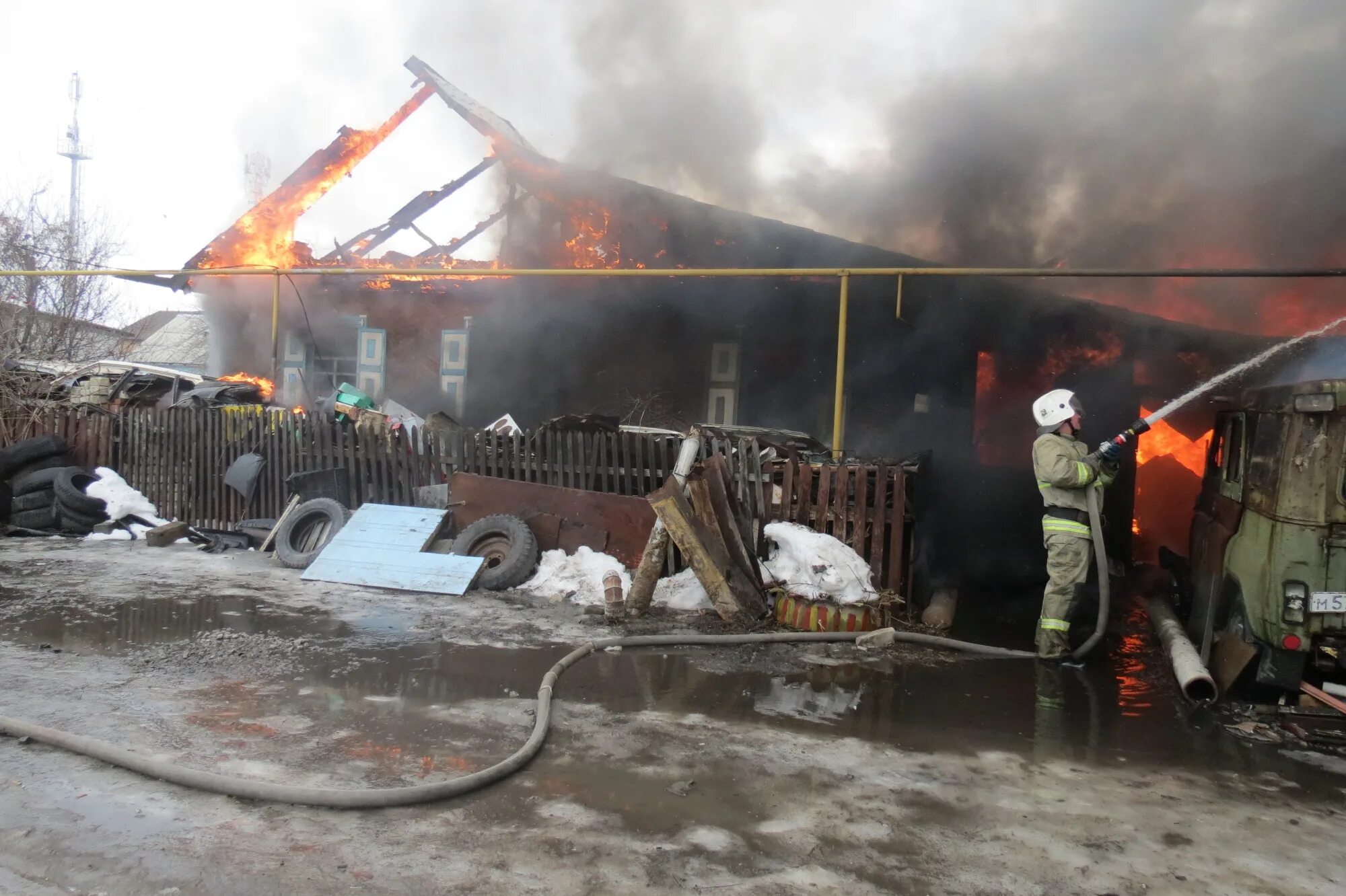 Пожар. Пожар в Серове. Пожар на Артинской. Пожары в Уральском округе.