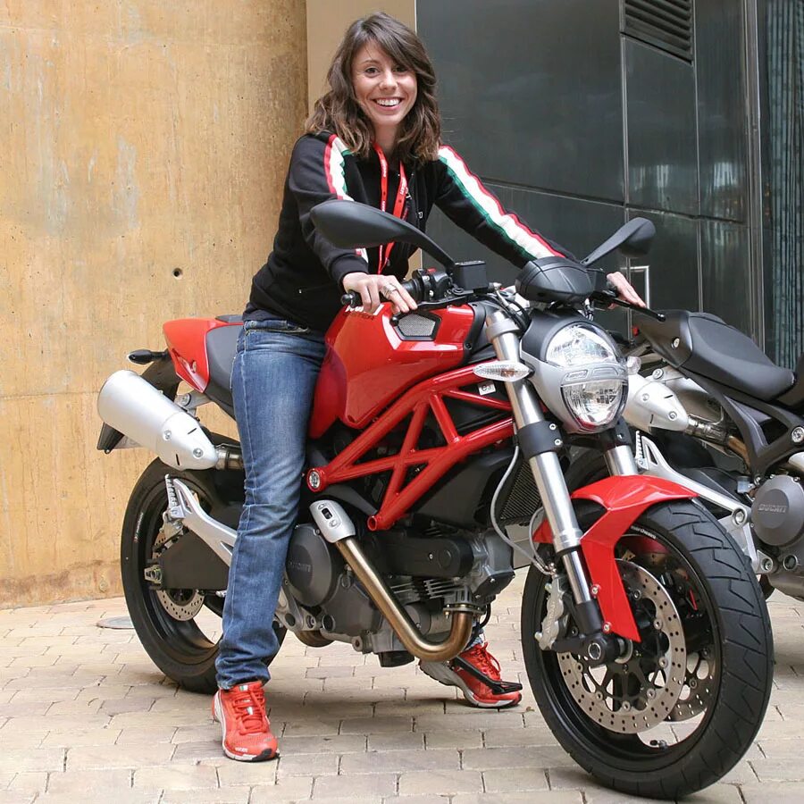 Ducati Monster 696. Дорожный мотоцикл Дукати. Ducati Monster 696 для девушки. Ducati Monster 696 с мотоциклистом. Какой мотоцикл купить новичку