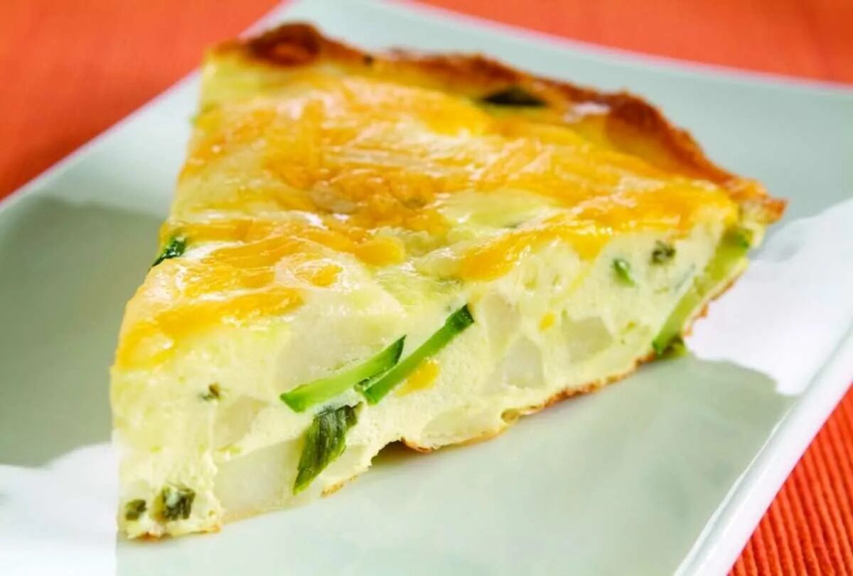 Омлет с салями. Омлет с сыром и колбасой на сковороде. Омлет с колбасой и сыром. Омлет с сосисками и помидорами. Омлет на сковороде.