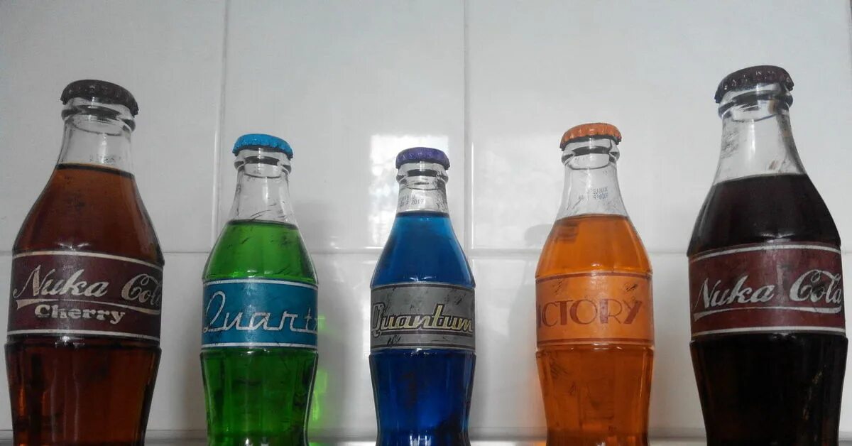 Кока кола 1990. 25л. Мый кола. Кола дешевая. Шрифт на кока коле.