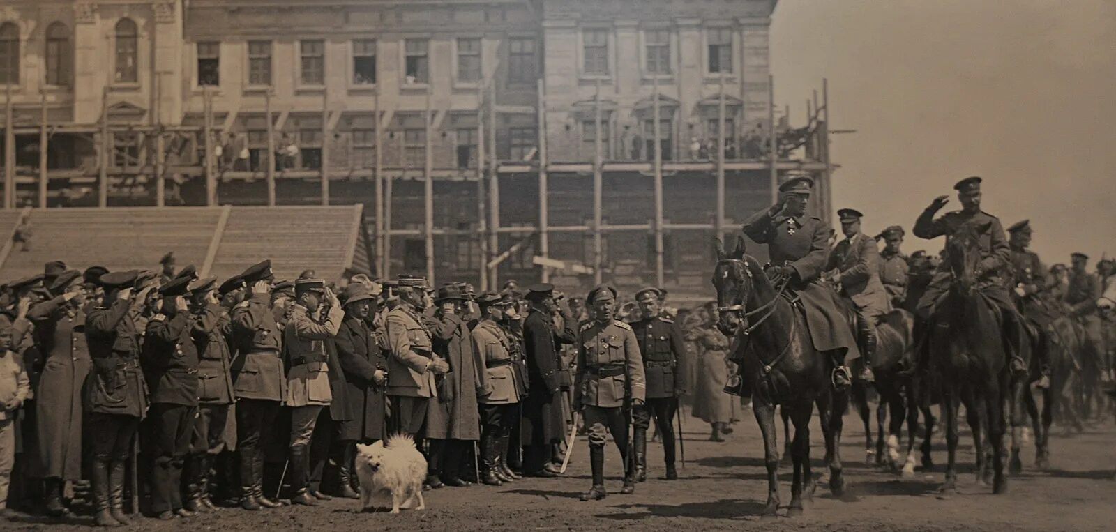 Правительство во главе с колчаком город. Адмирал Колчак 1919. Колчак Омск 1918. Колчак в Омске 1919. Колчак парад в Омске.