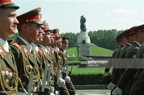 Группа советских войск в германии гсвг. Солдаты гсвг 1994. Группа советских войск в германии с днем гсвг. Значок гсовг гсвг згв. Эмблема гсвг советской армии.