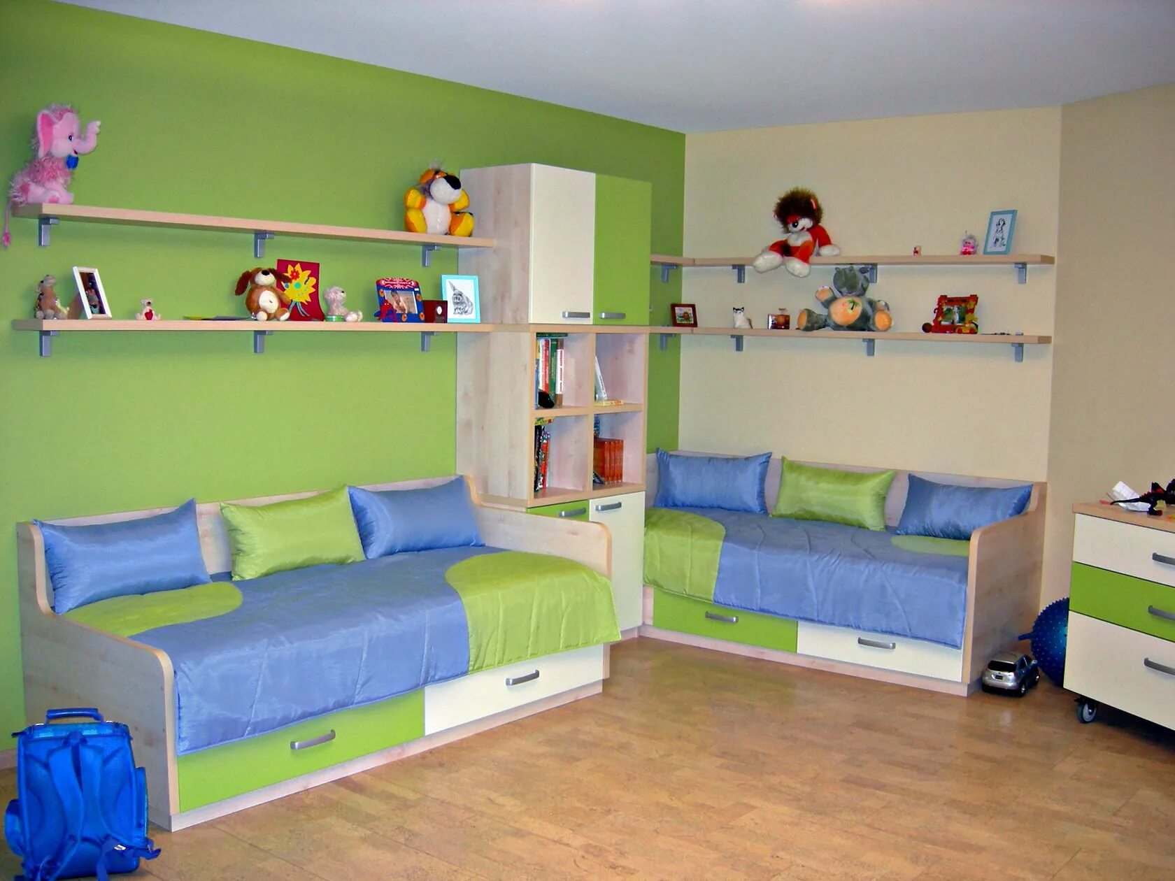 2 дивана детских. Детская комната. Две кровати углом в детской. Детская с двумя диванами. Комната с двумя кроватями для детей.
