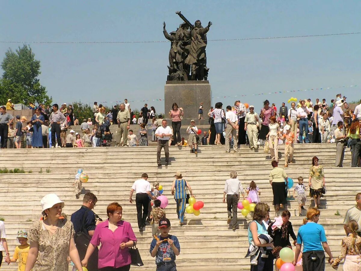 Прогноз городе комсомольске на амуре. Комсомольск памятник первостроителям. площадь города комсомольск на амуре. комсомольск на амуре население. численность населения комсомольска на амуре 1990.