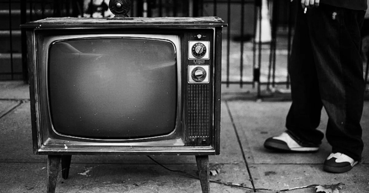 Старый телевизор. Старинный телевизор. Телевизор чб. Ретро телевизор.