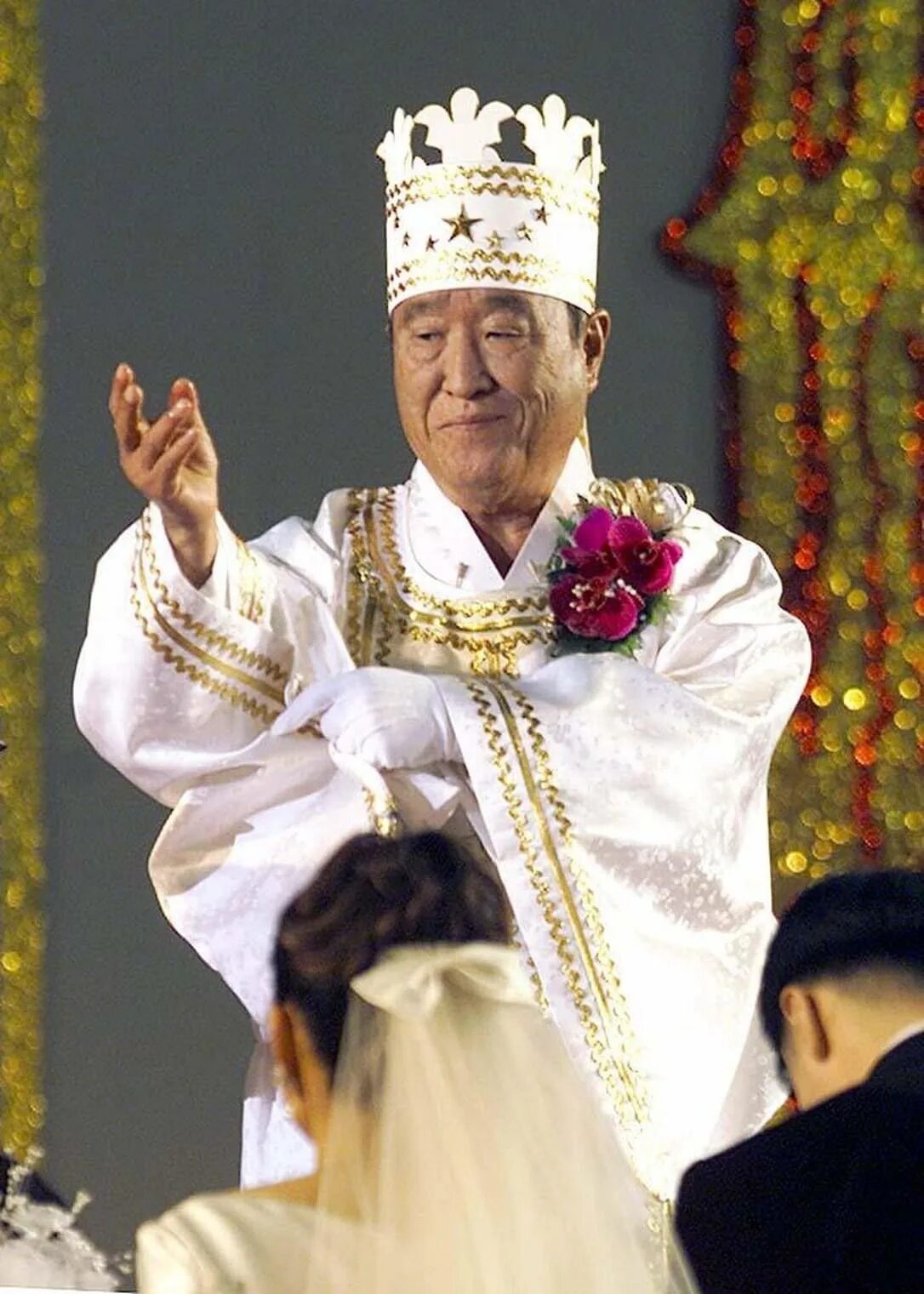 Мун и муниты. Sun Myung Moon. Церковь объединения Муна. Муниты секта. Мен муна