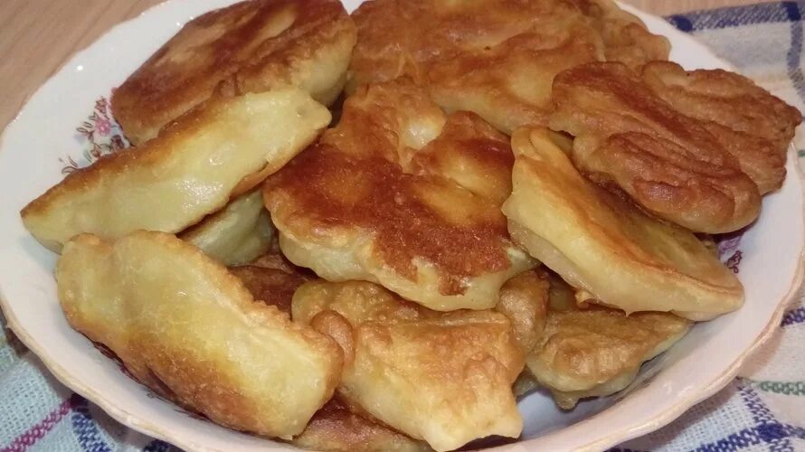 Яблоки в кляре на сковороде простой рецепт. Яблоки в кляре. яблоки жареные на сковороде в кляре. яблоки в тесте кляр. яблоки в тесте жареные на сковороде.
