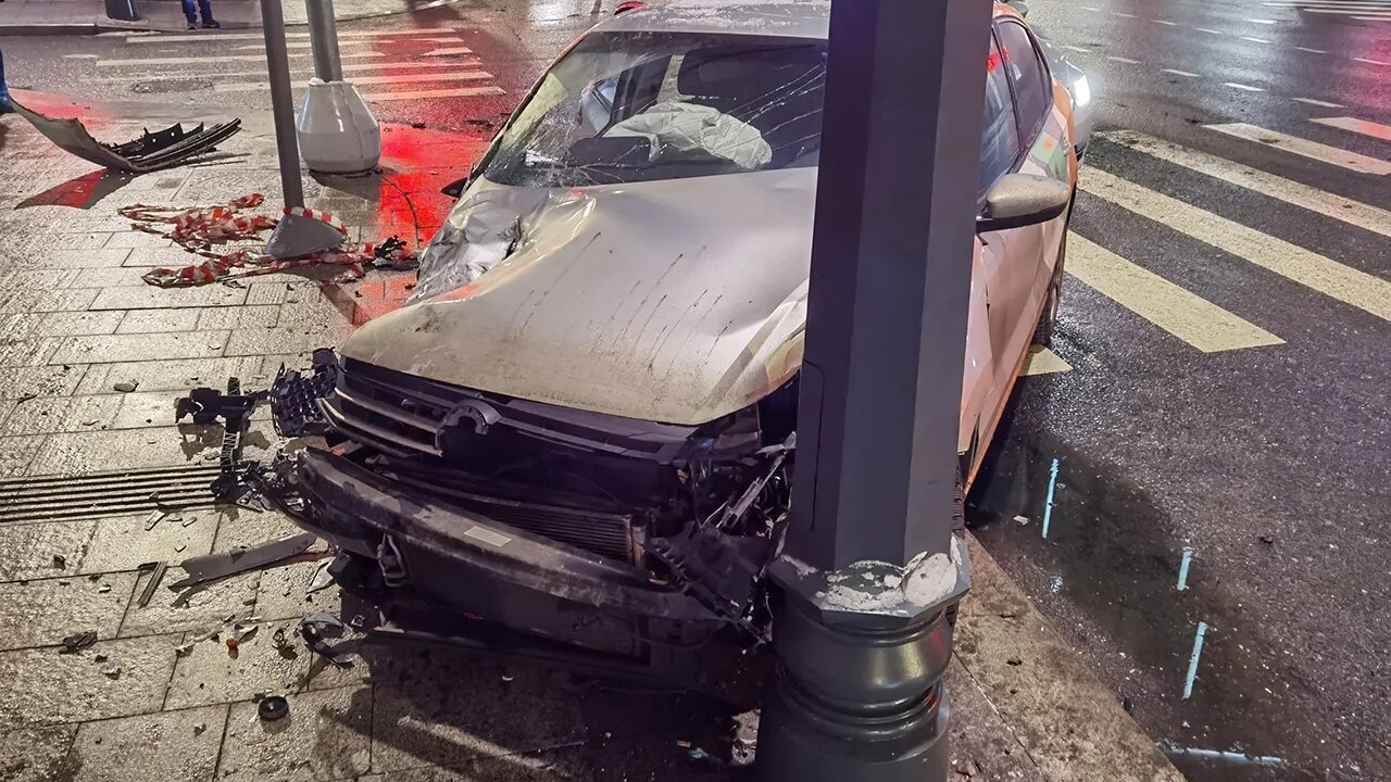 Врезался в москве. Стена скорби в москве на садовом. Врезался в москве. Кутузовский проспект саид губденский. Дтп ленинский проспект.