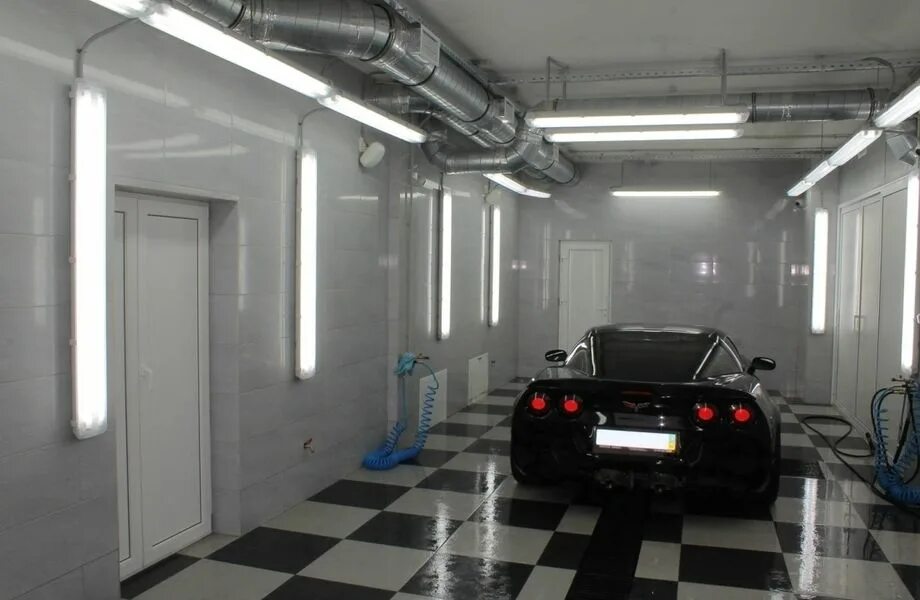 Освещение автомойки. Бокс детейлинга. Детейлинг greenbox799. Стойка для детейлинга. Автомастерская.