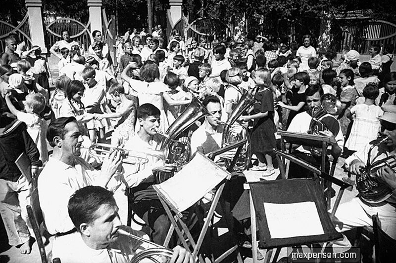 Духовой оркестр 1940 СССР. Советский оркестр в парке. Духовой оркестр в парке СССР. Оркестр 30 годов СССР.