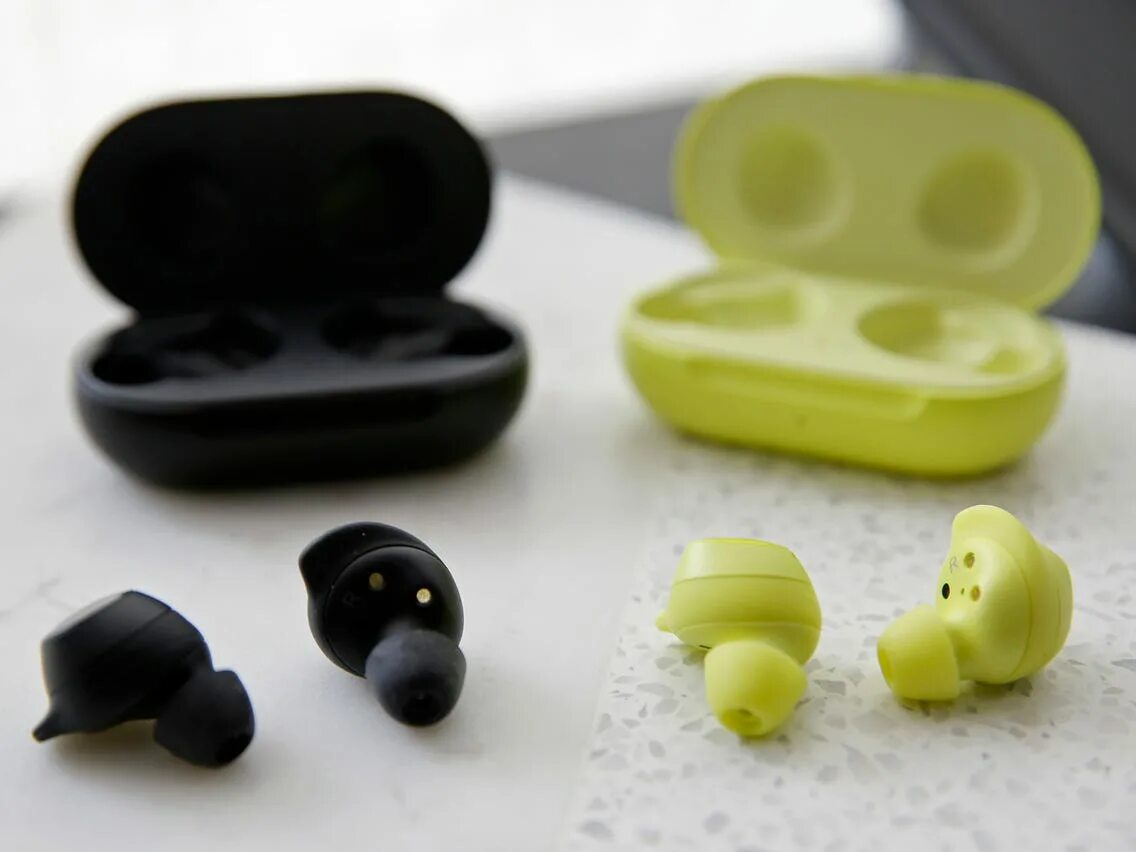 Airpods vs buds. Samsung pods. AIRPODS Buds. Квадратная иконка AIRPODS Pro 2. Galaxy pods наушники проблемы со звонком.