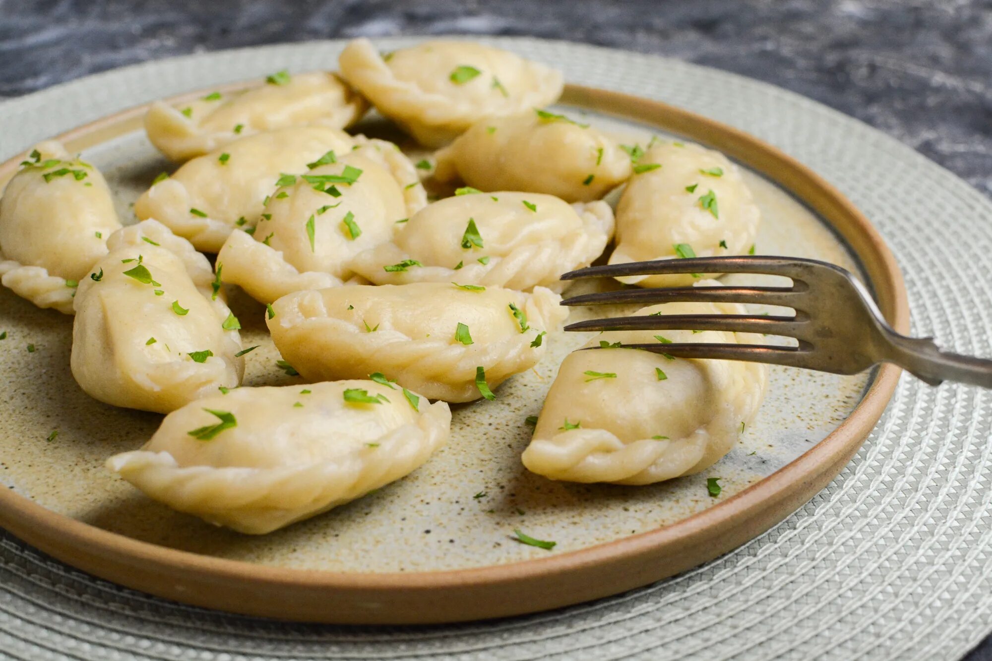 Pierogi Польша. Польские пироги pierogi. Пироги польские вареники. Пельмени с сыром и зеленью. Найти вареники